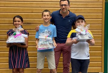 Remise des prix aux CM2 de l’école des petits hiboux